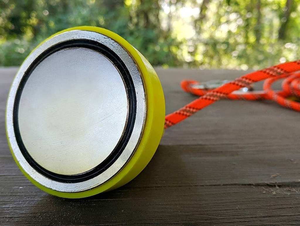 Yellow cone for the magnet against jamming