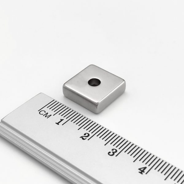 Neodymium magnet, block, 15×15×5 mm, with hole M4 (south pole on the countersunk side) - N38 - Image 2