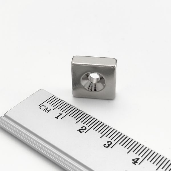 Neodymium magnet, block, 15×15×5 mm, with hole M4 (south pole on the countersunk side) - N38 - Image 3