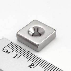 Neodymium magnet, block, 15×15×5 mm, with hole M4 (north pole on the countersunk side) - N38