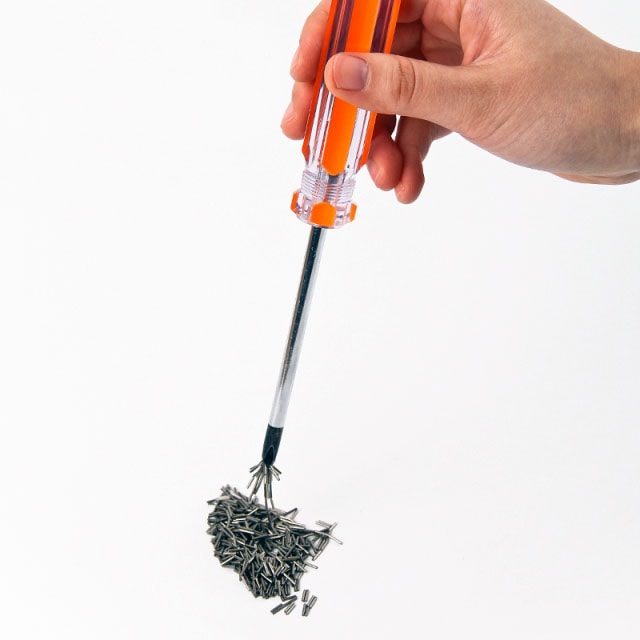 Magnetiser and demagnetiser for screwdrivers