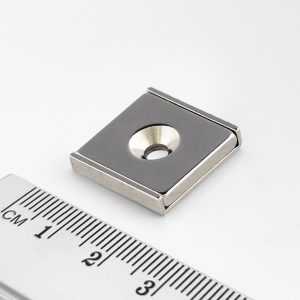 Pot magnet with screw hole, 20×20×4 mm