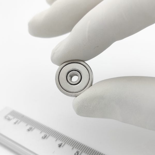 Pot magnet with internal thread through entire magnet, 16×5 mm, M3 - Image 3