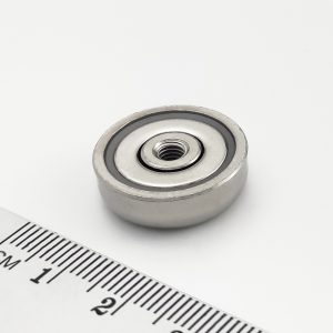 Pot magnet with internal thread through entire magnet, 20×7 mm