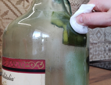 tip cleaning the jug - using the sponge