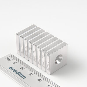 Neodymium magnet, block, 20×20×4 mm, with hole M4 (north pole on the countersunk side) - N38
